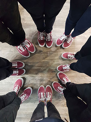 promio.net Mitarbeiter tragen einheitliche Schuhe auf der DMEXCO 2018