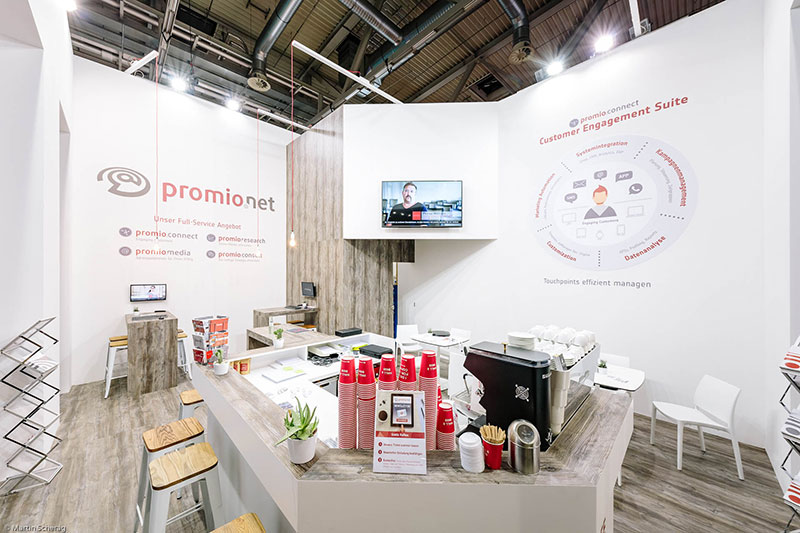 Innenansicht des Stand-Designs von promio.net auf der DMEXCO 2018